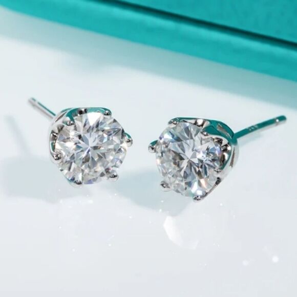 Certified 1 carat VVS1 Moissanite Luxury Stud Earrings - Picture 5 of 7